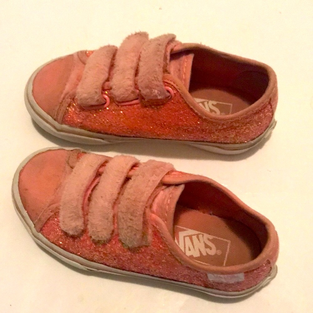 PINK Van’s Girls fuzzy shoe off the wall size US kids size 10.5 velcro s…